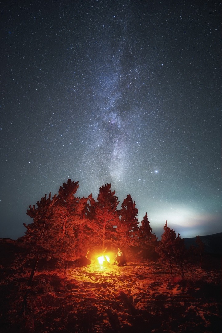 Пейзажная фотография: лето, человек у костра и ночное звёздное небо Урала. 